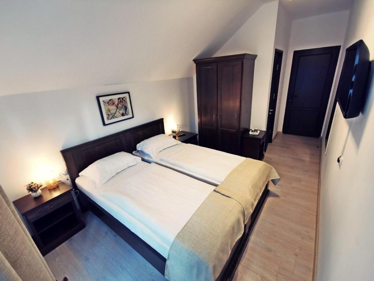 Hotel Complex Parc Pini Moineşti Extérieur photo