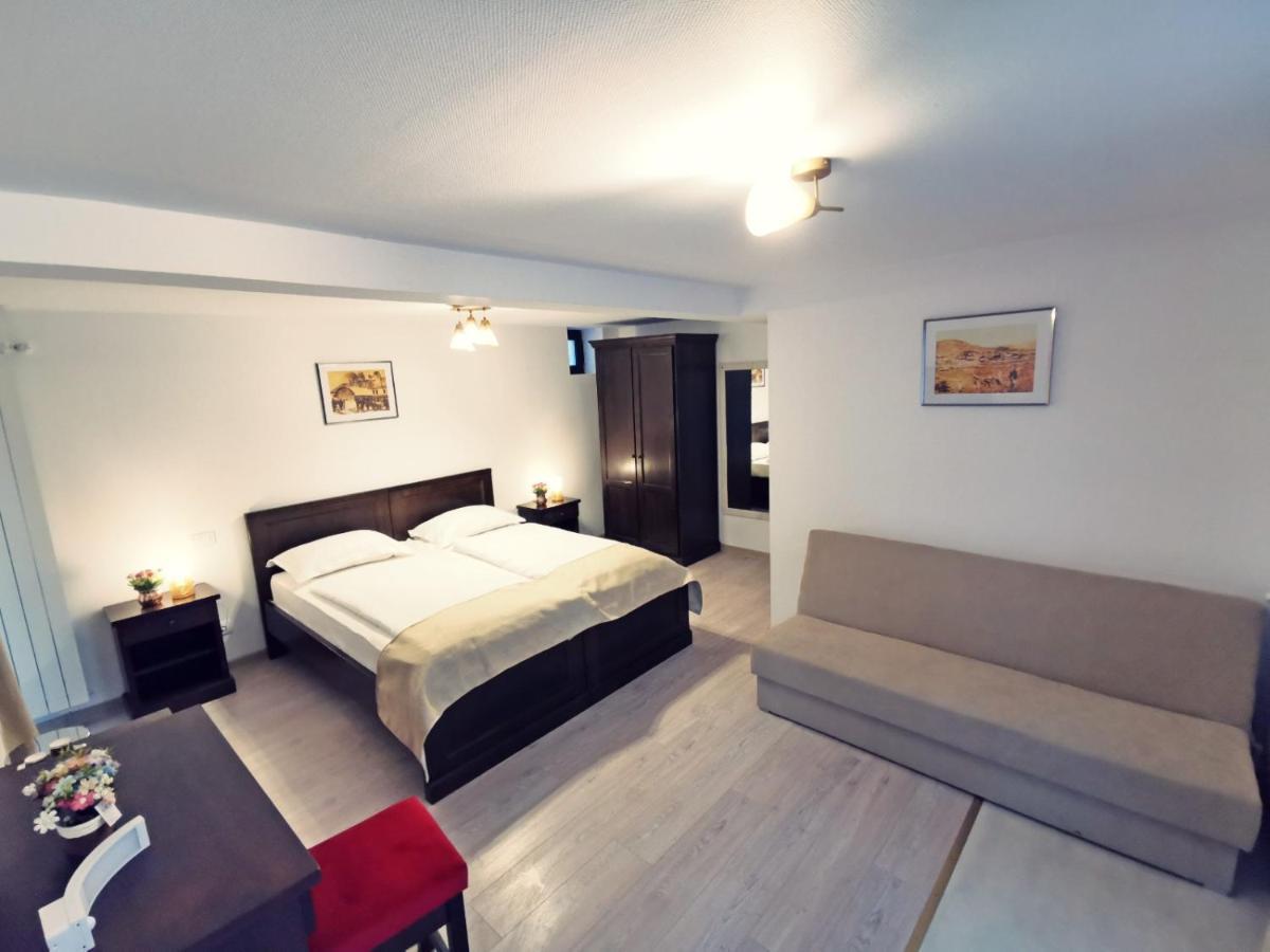 Hotel Complex Parc Pini Moineşti Extérieur photo