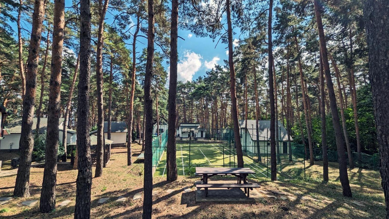 Hotel Complex Parc Pini Moineşti Extérieur photo