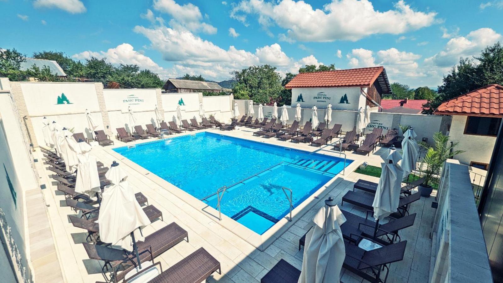 Hotel Complex Parc Pini Moineşti Extérieur photo
