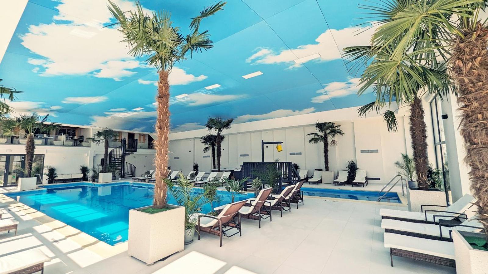 Hotel Complex Parc Pini Moineşti Extérieur photo